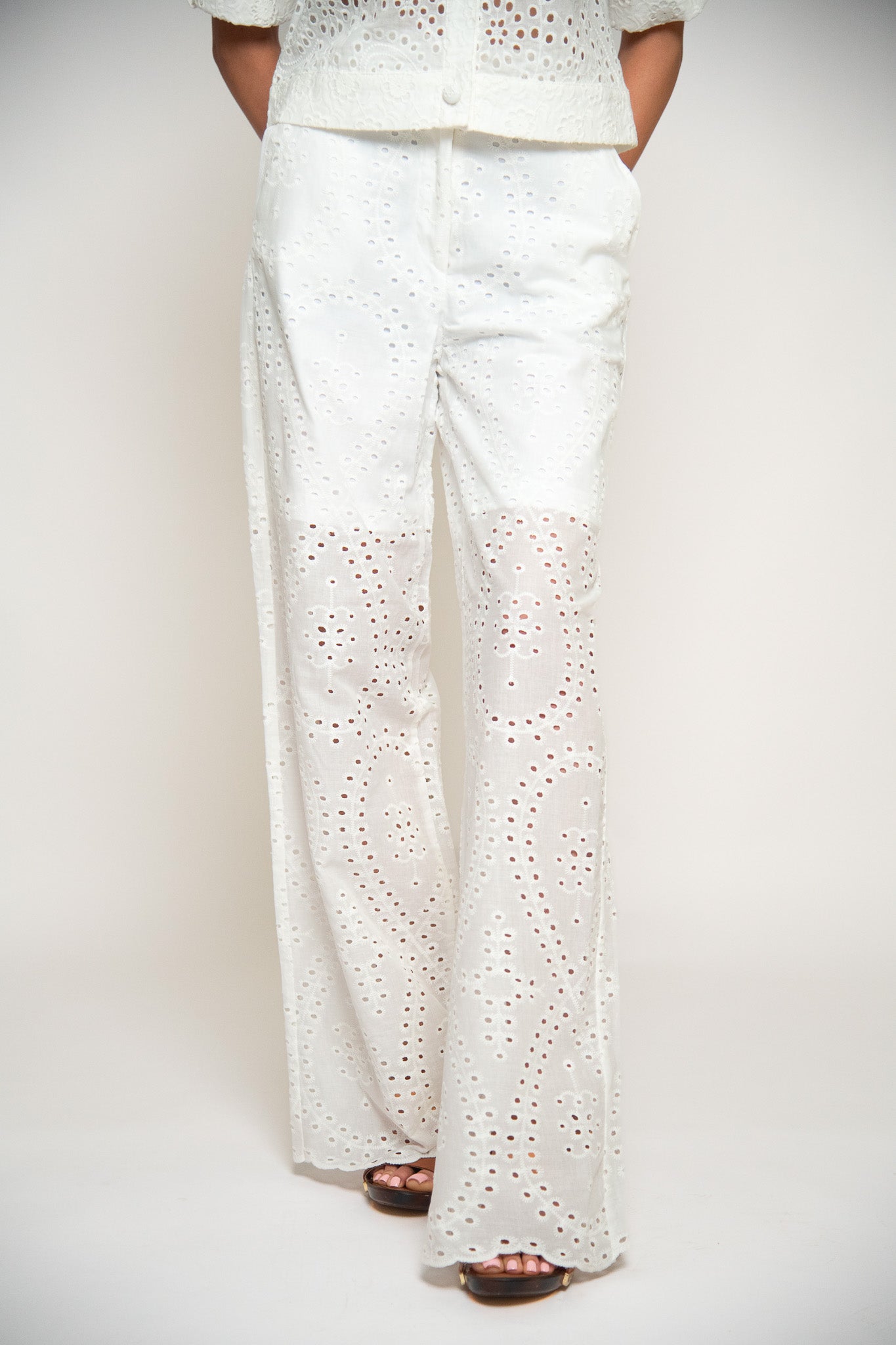 PANTALON LARGE EN BRODERIE ANGLAISE